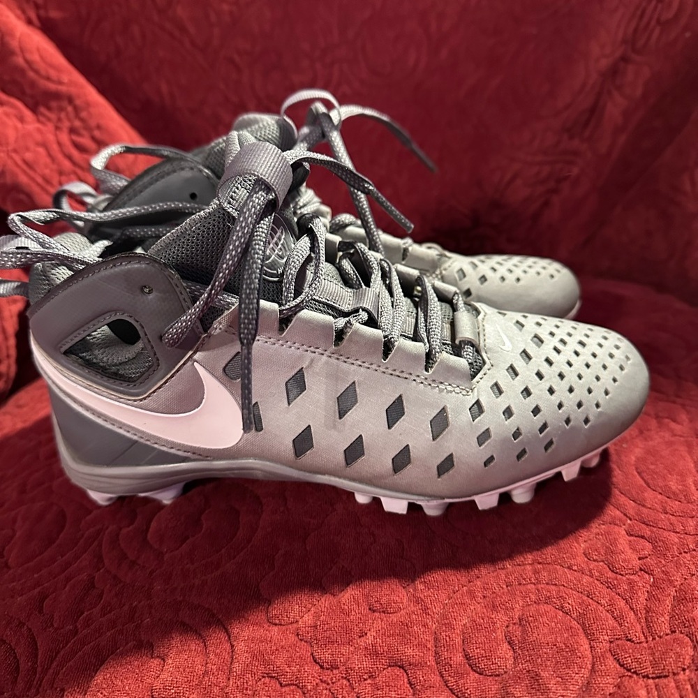 Youth size 3.5 like new Nike Charcoal and White Soccer Cleats LIKE NEW